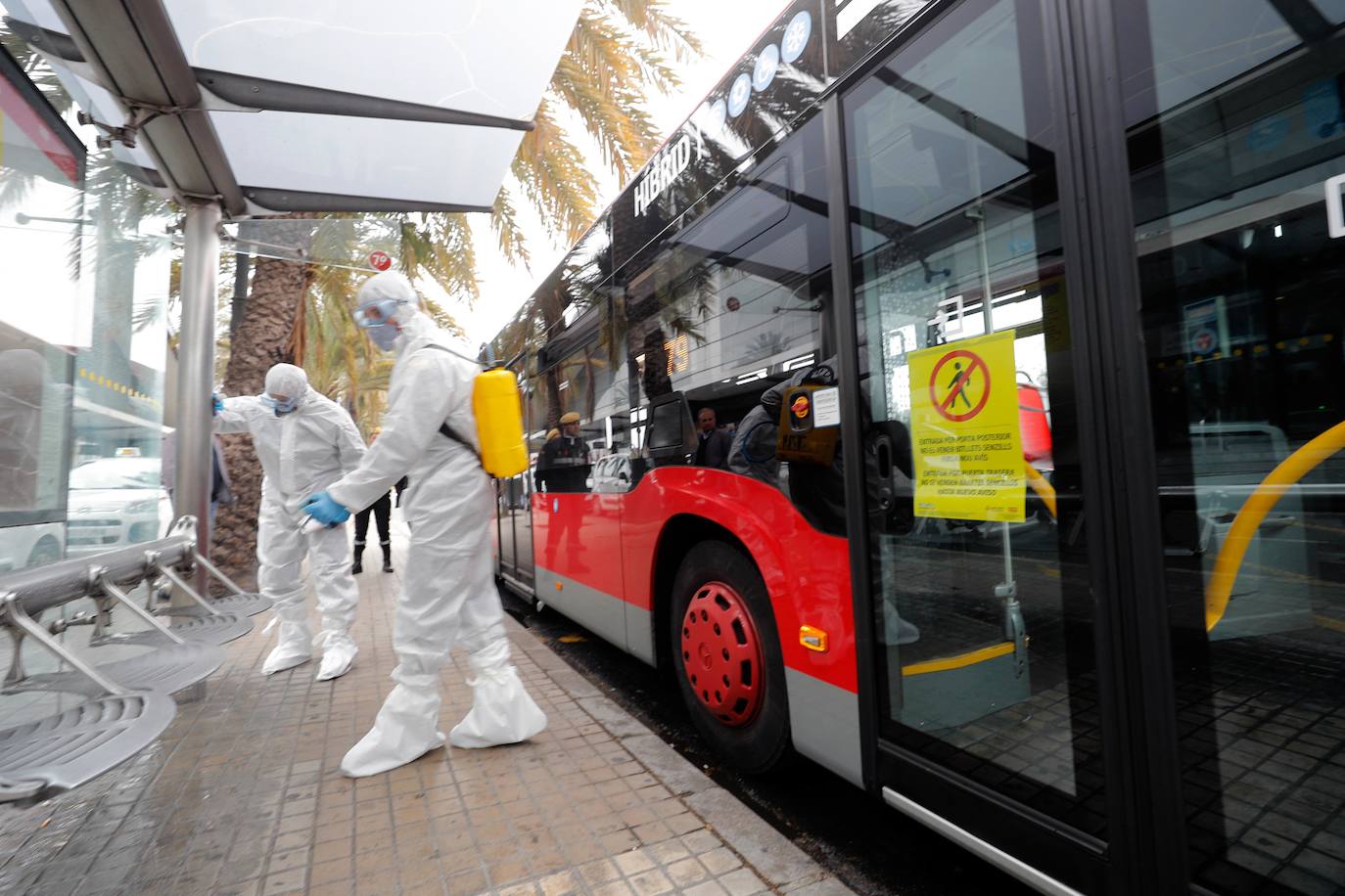 La Unidad Militar de Emergencias (UME) desinfecta la estación de Autobuses de Valencia. 