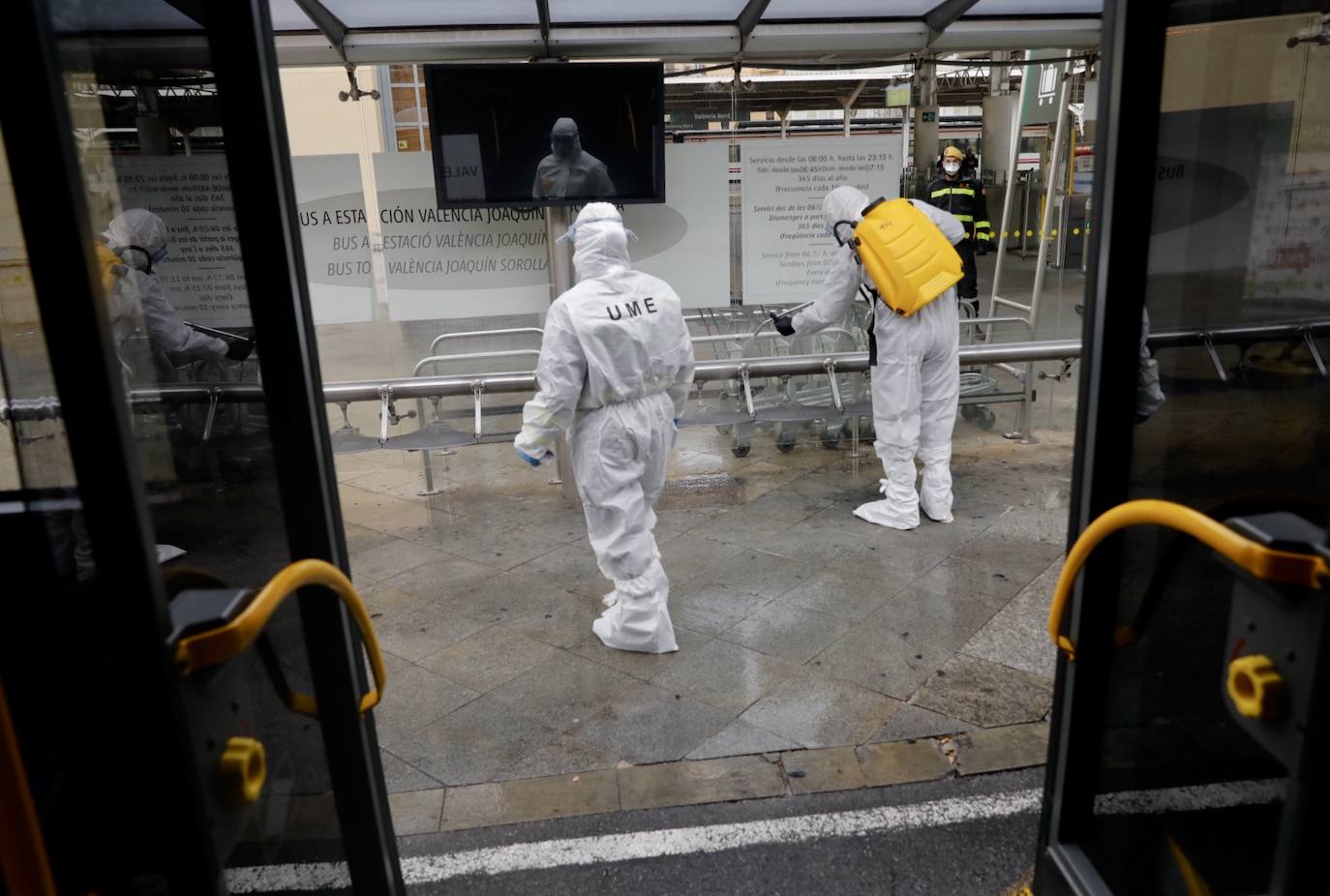 Agentes de la Unidad Militar de Emergencias (UME) realizan trabajos de desinfección y limpieza en la Estación del Norte de Valencia durante el estado de alarma decretado en España como contención del coronavirus. 