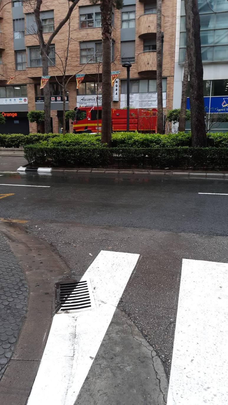 La Unidad Militar de Emergencias (UME) ha estado trabajando esta mañana en Torrent, desinfectando calles. 