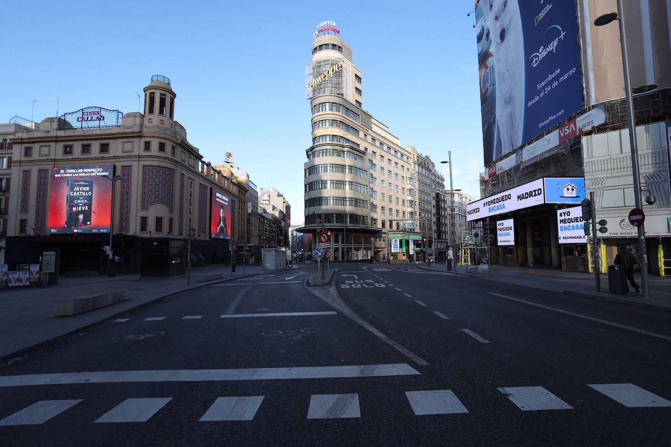 Grandes ciudades y monumentos históricos que hace unos días eran un hervidero de actividad, ahora presentan un aspecto casi desértico. Calles vacías de coches, tráfico, atascos... Esta es la radiografía, a estas horas, de la pandemia del coronavirus. -En la imagen, la plaza de Callao, en Madrid-
