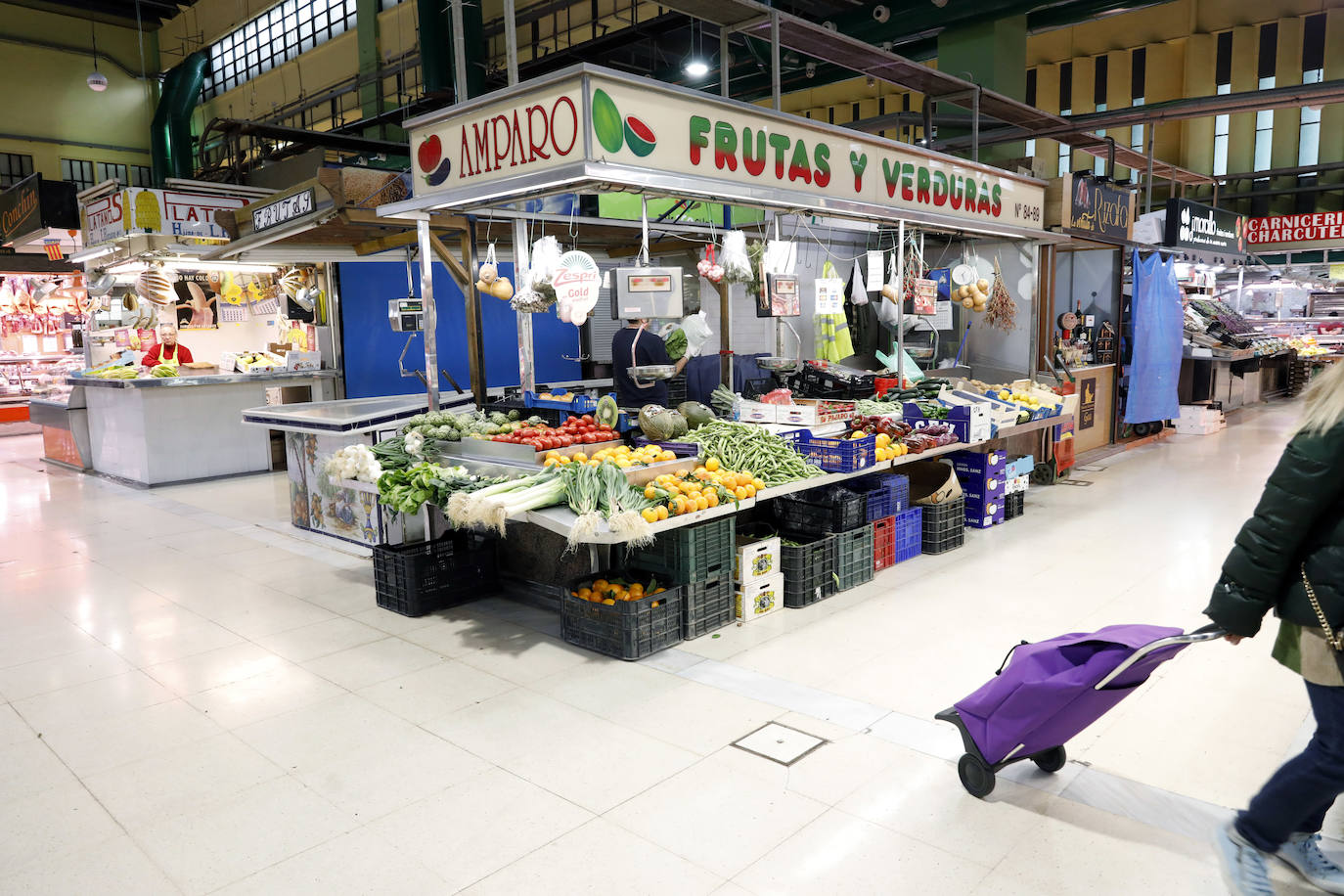 Las tiendas ofertan su género ante los pocos clientes que han acudido.