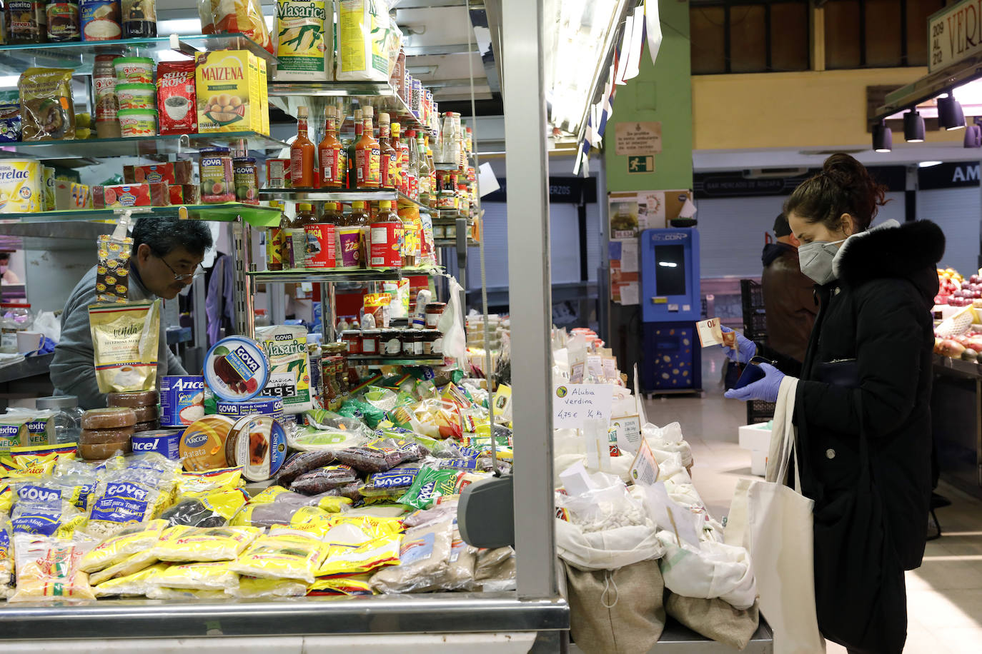 Las tiendas ofertan su género ante los pocos clientes que han acudido.