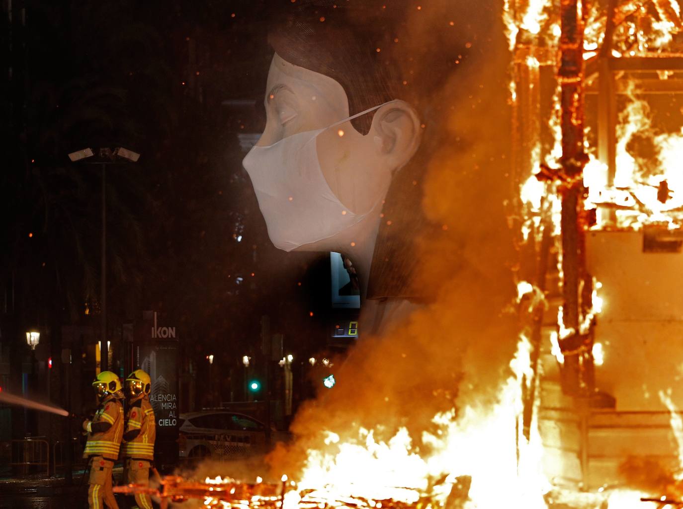 Los bomberos hacen arder la parte ya plantada de la falla del Ayuntamiento. La cabeza de la chica se guardará para la celebración de julio.