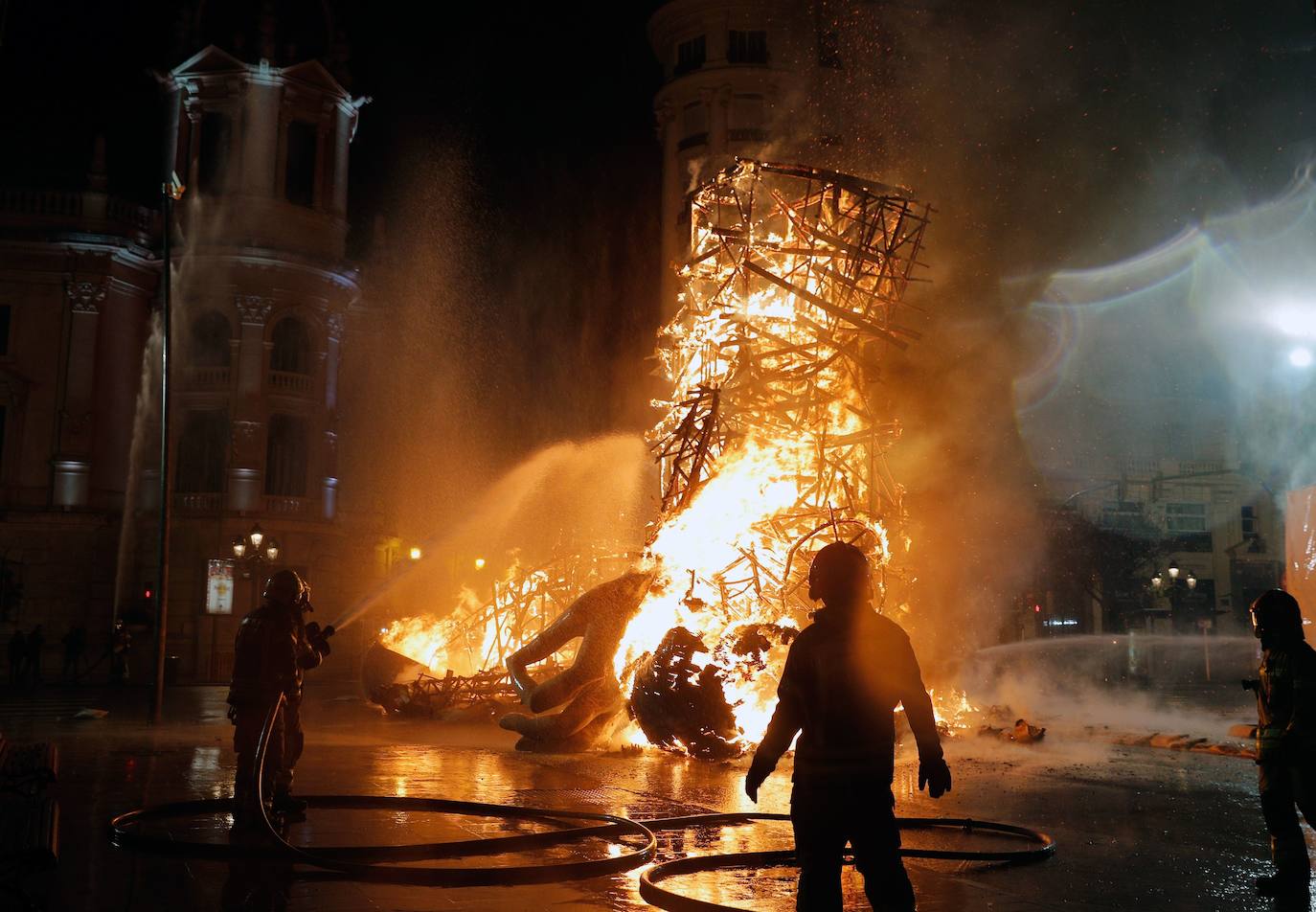 Los bomberos hacen arder la parte ya plantada de la falla del Ayuntamiento. La cabeza de la chica se guardará para la celebración de julio.