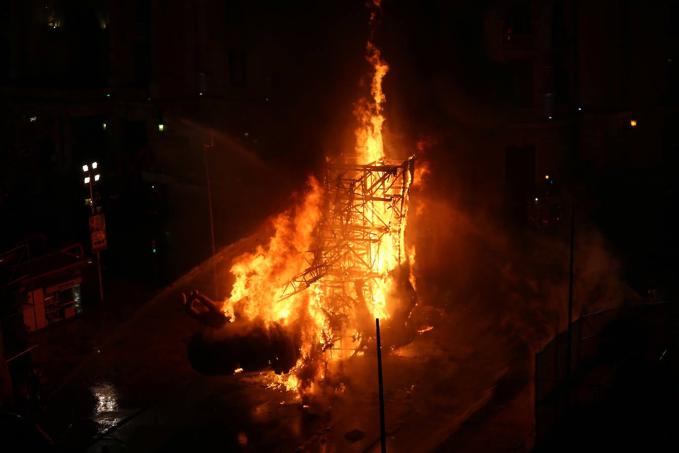 Los bomberos hacen arder la parte ya plantada de la falla del Ayuntamiento. La cabeza de la chica se guardará para la celebración de julio.