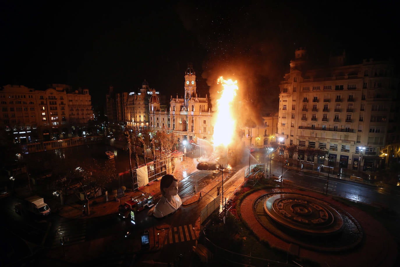 Los bomberos hacen arder la parte ya plantada de la falla del Ayuntamiento. La cabeza de la chica se guardará para la celebración de julio.