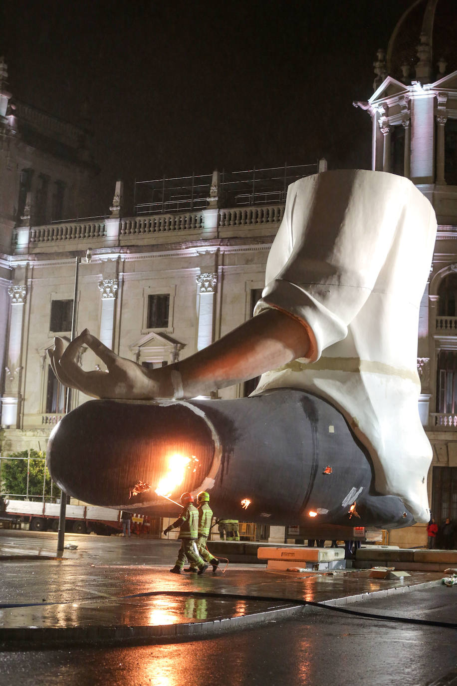 Los bomberos hacen arder la parte ya plantada de la falla del Ayuntamiento. La cabeza de la chica se guardará para la celebración de julio.