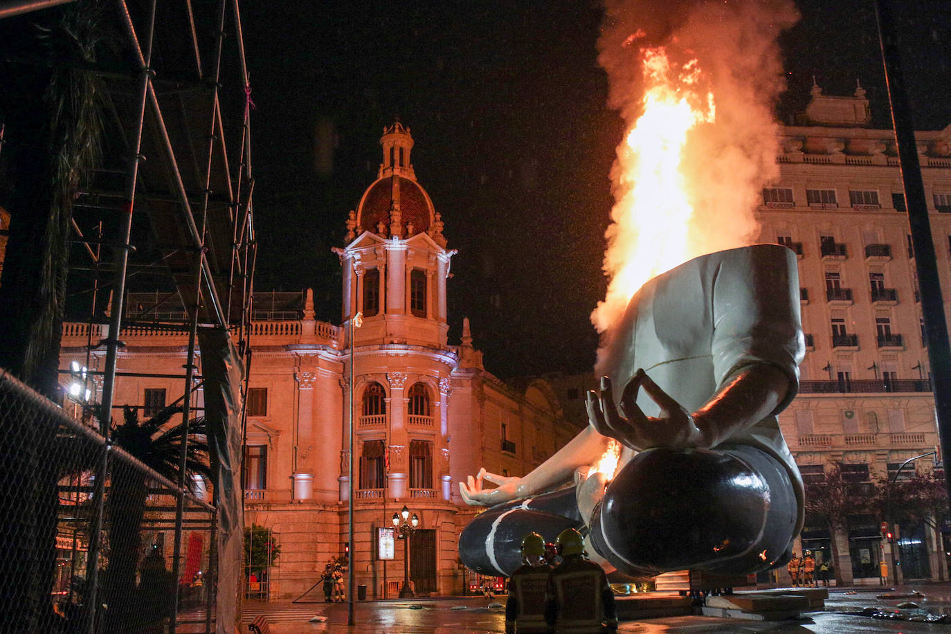 Los bomberos hacen arder la parte ya plantada de la falla del Ayuntamiento. La cabeza de la chica se guardará para la celebración de julio.