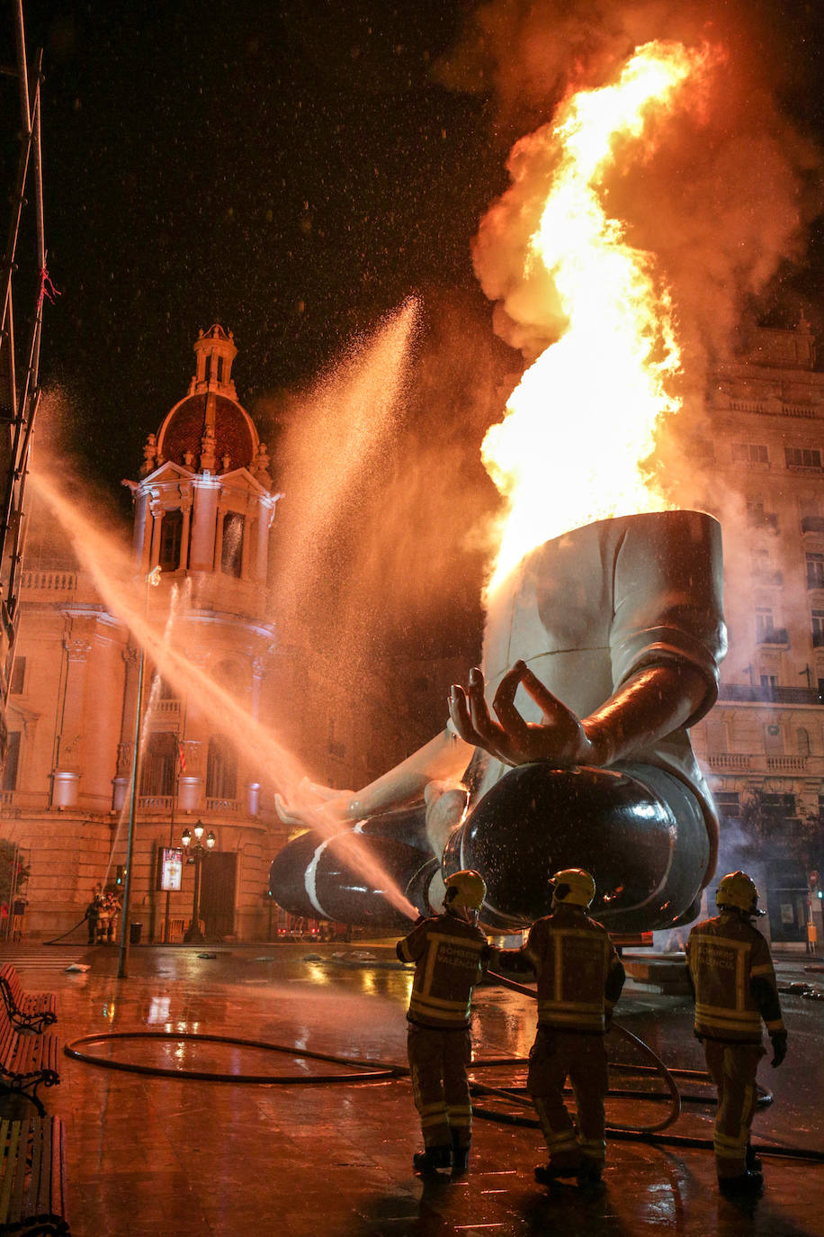 Los bomberos hacen arder la parte ya plantada de la falla del Ayuntamiento. La cabeza de la chica se guardará para la celebración de julio.