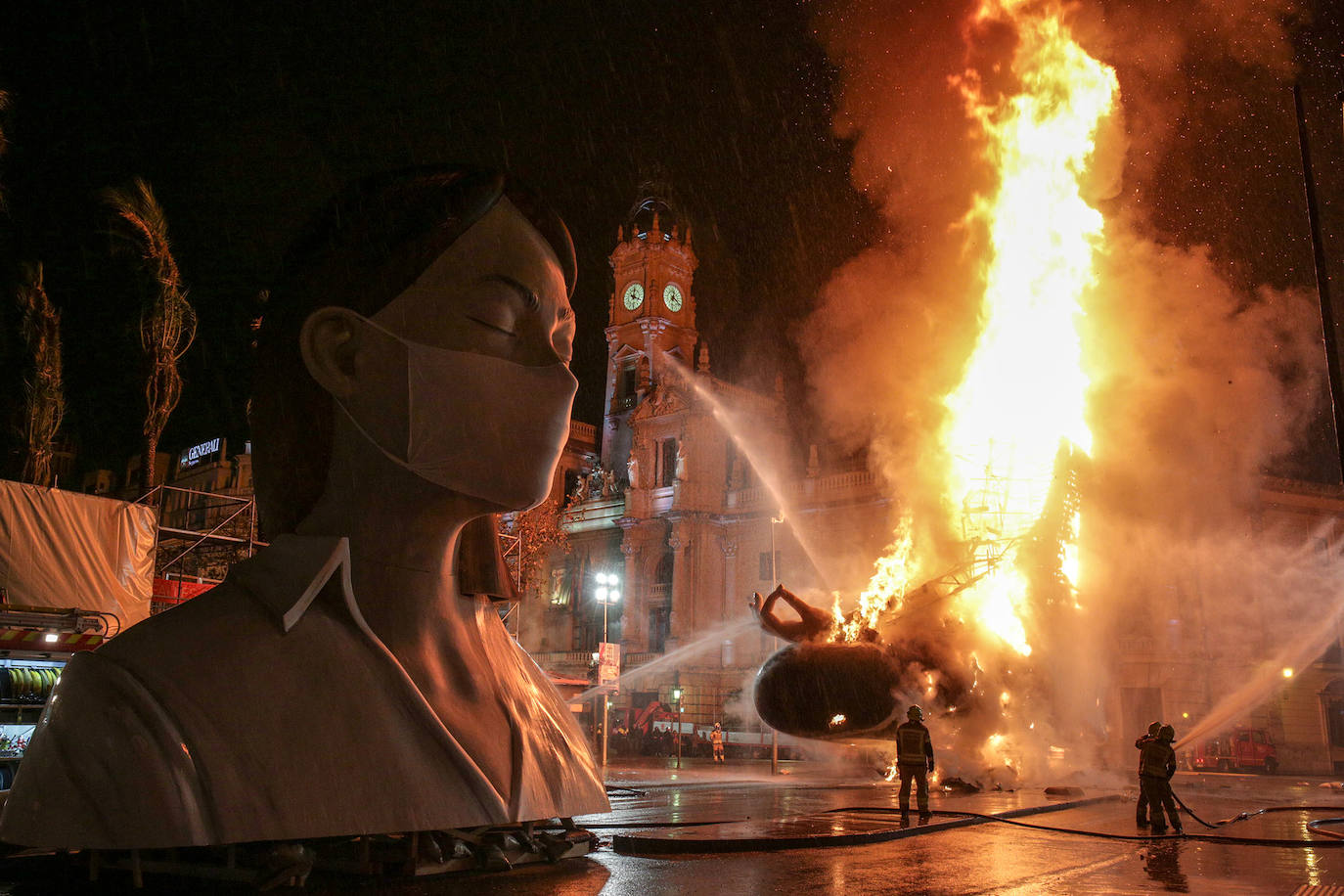 Los bomberos hacen arder la parte ya plantada de la falla del Ayuntamiento. La cabeza de la chica se guardará para la celebración de julio.