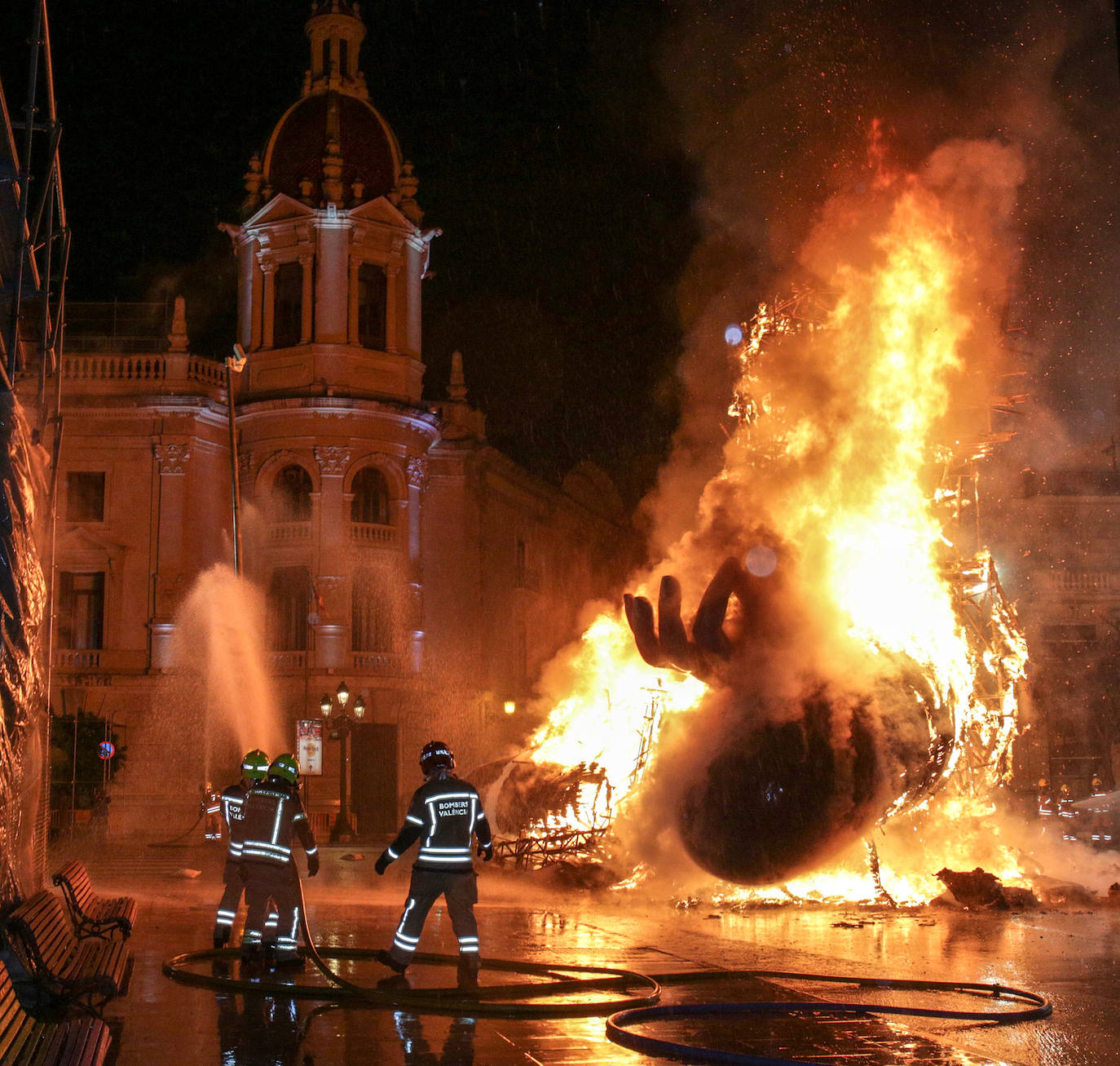 Los bomberos hacen arder la parte ya plantada de la falla del Ayuntamiento. La cabeza de la chica se guardará para la celebración de julio.