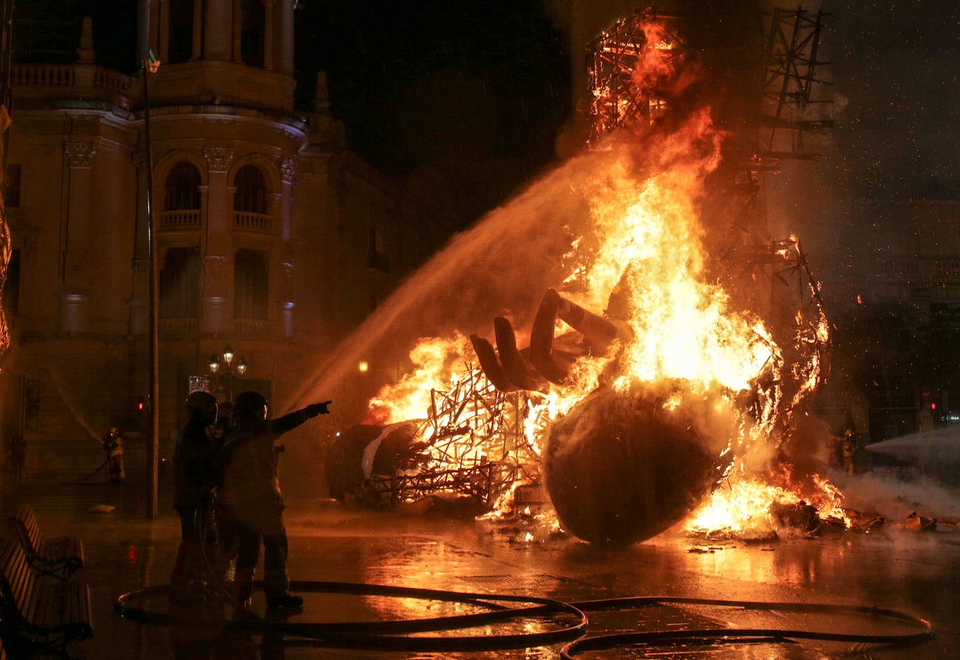 Los bomberos hacen arder la parte ya plantada de la falla del Ayuntamiento. La cabeza de la chica se guardará para la celebración de julio.