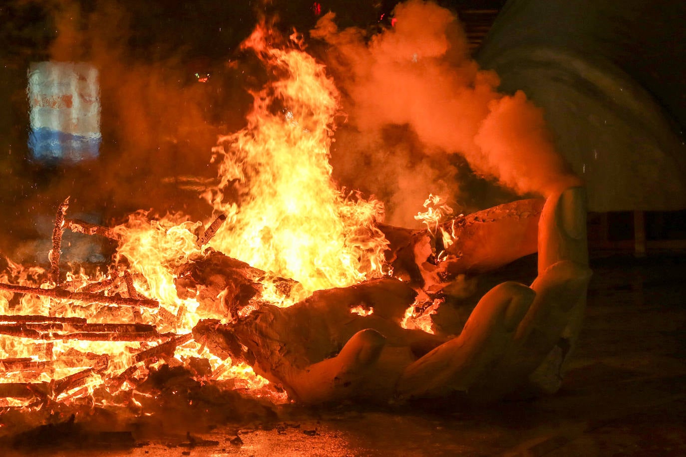 Los bomberos hacen arder la parte ya plantada de la falla del Ayuntamiento. La cabeza de la chica se guardará para la celebración de julio.