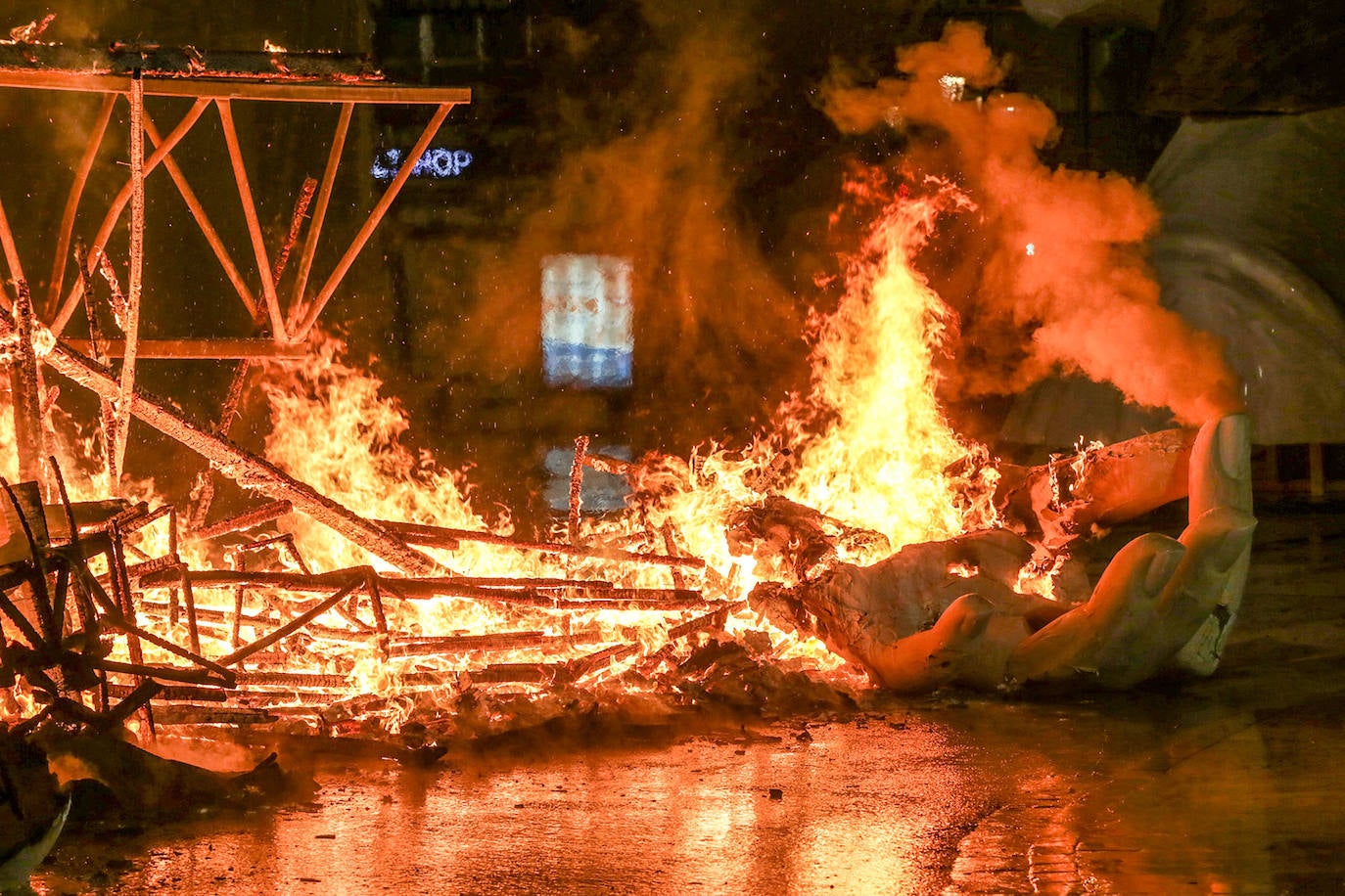 Los bomberos hacen arder la parte ya plantada de la falla del Ayuntamiento. La cabeza de la chica se guardará para la celebración de julio.