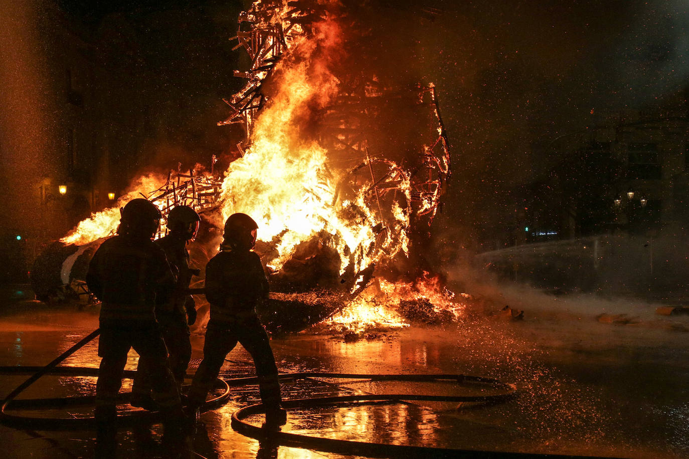 Los bomberos hacen arder la parte ya plantada de la falla del Ayuntamiento. La cabeza de la chica se guardará para la celebración de julio.