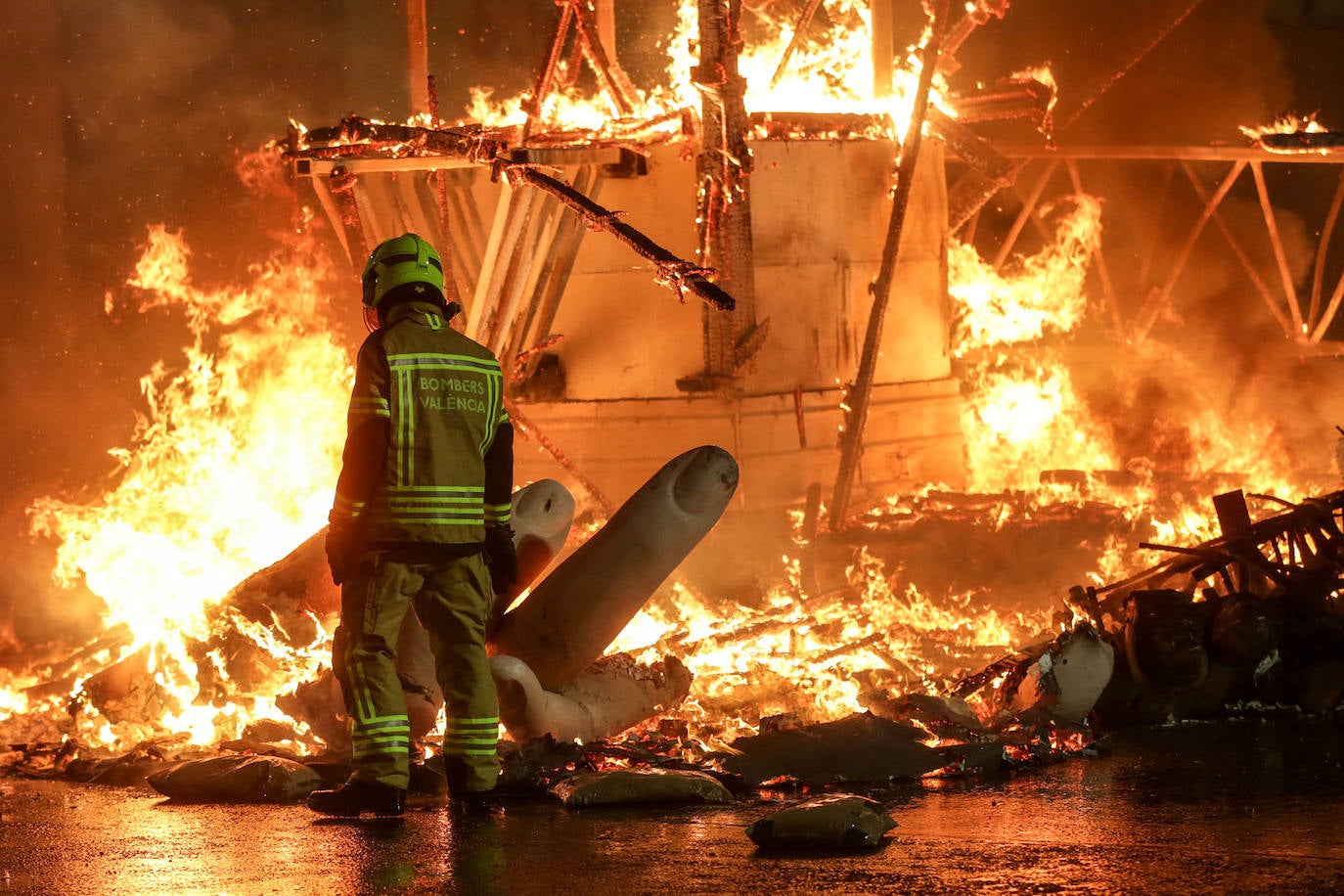 Los bomberos hacen arder la parte ya plantada de la falla del Ayuntamiento. La cabeza de la chica se guardará para la celebración de julio.