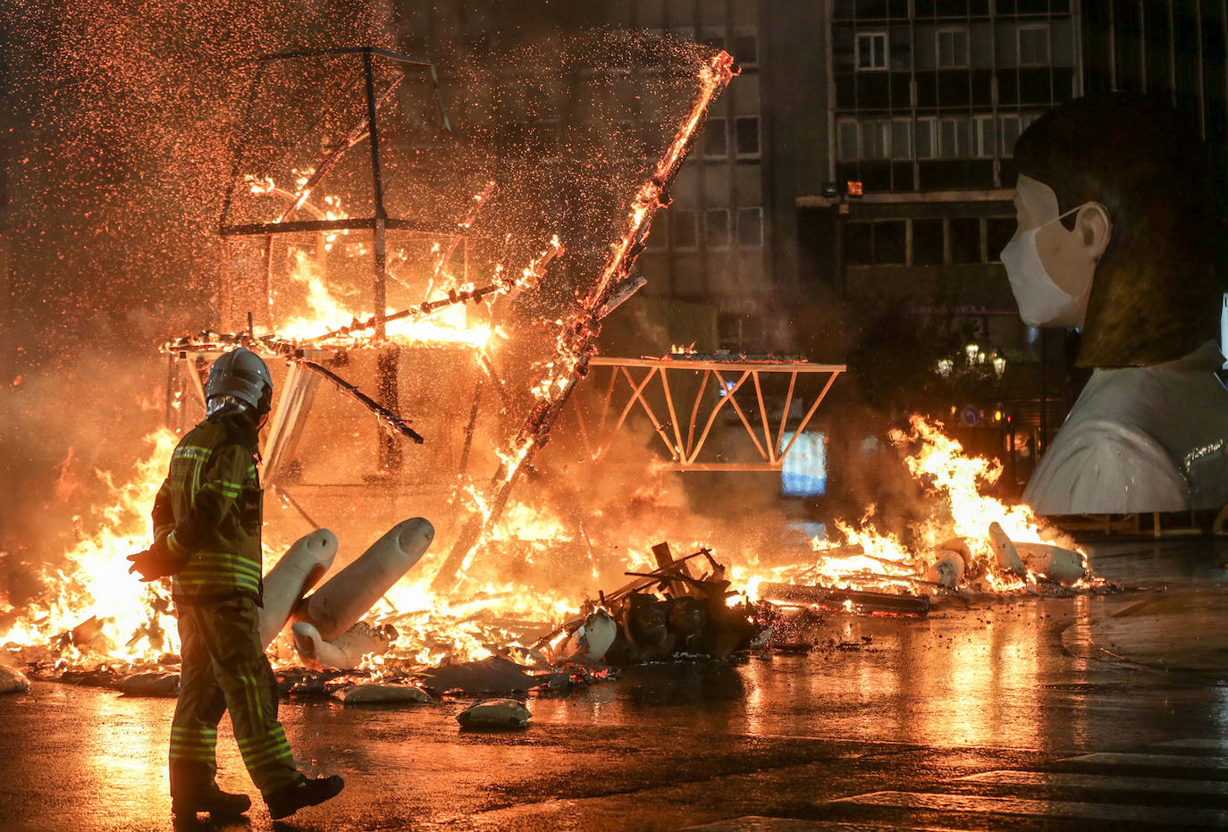 Los bomberos hacen arder la parte ya plantada de la falla del Ayuntamiento. La cabeza de la chica se guardará para la celebración de julio.