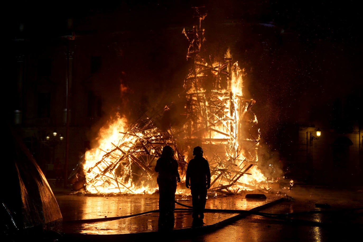 Los bomberos hacen arder la parte ya plantada de la falla del Ayuntamiento. La cabeza de la chica se guardará para la celebración de julio.