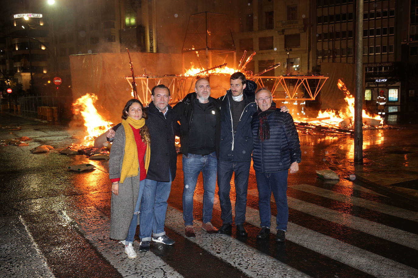 Los bomberos hacen arder la parte ya plantada de la falla del Ayuntamiento. La cabeza de la chica se guardará para la celebración de julio.