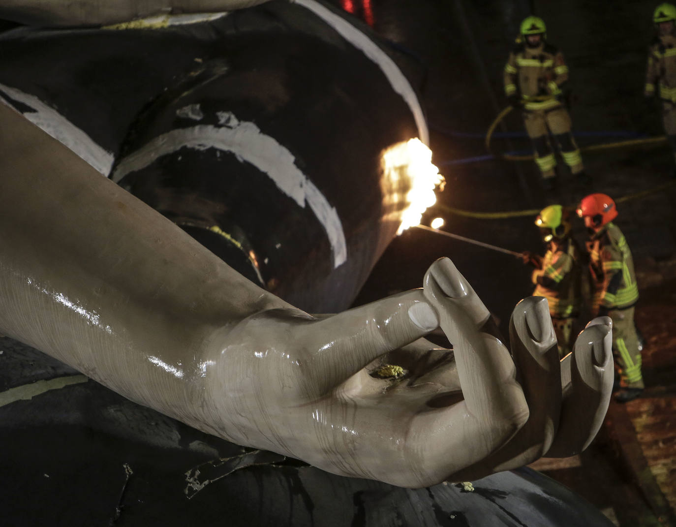 Los bomberos hacen arder la parte ya plantada de la falla del Ayuntamiento. La cabeza de la chica se guardará para la celebración de julio.