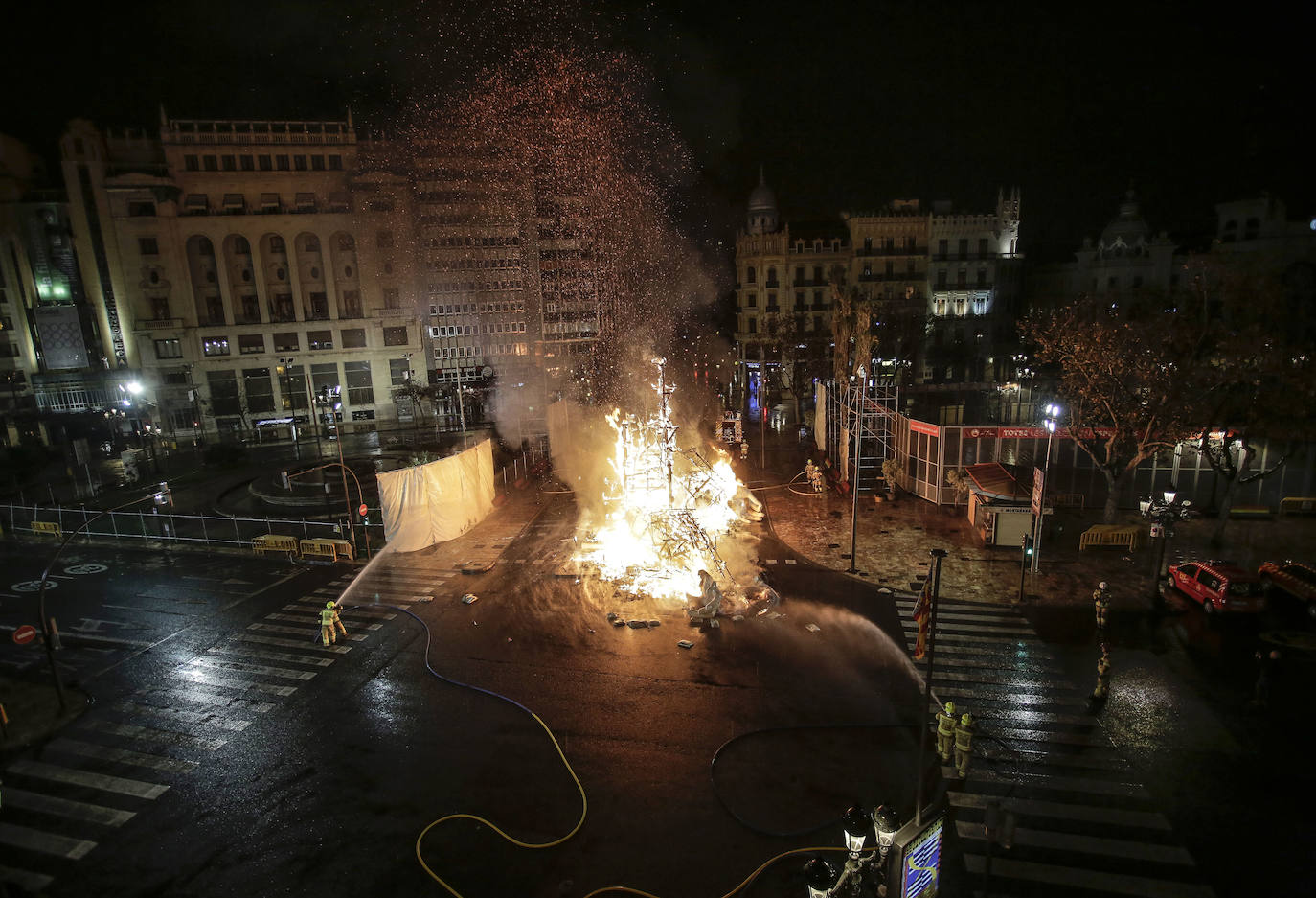 Los bomberos hacen arder la parte ya plantada de la falla del Ayuntamiento. La cabeza de la chica se guardará para la celebración de julio.