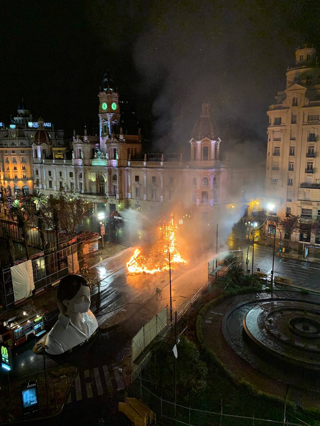 Los bomberos hacen arder la parte ya plantada de la falla del Ayuntamiento. La cabeza de la chica se guardará para la celebración de julio.