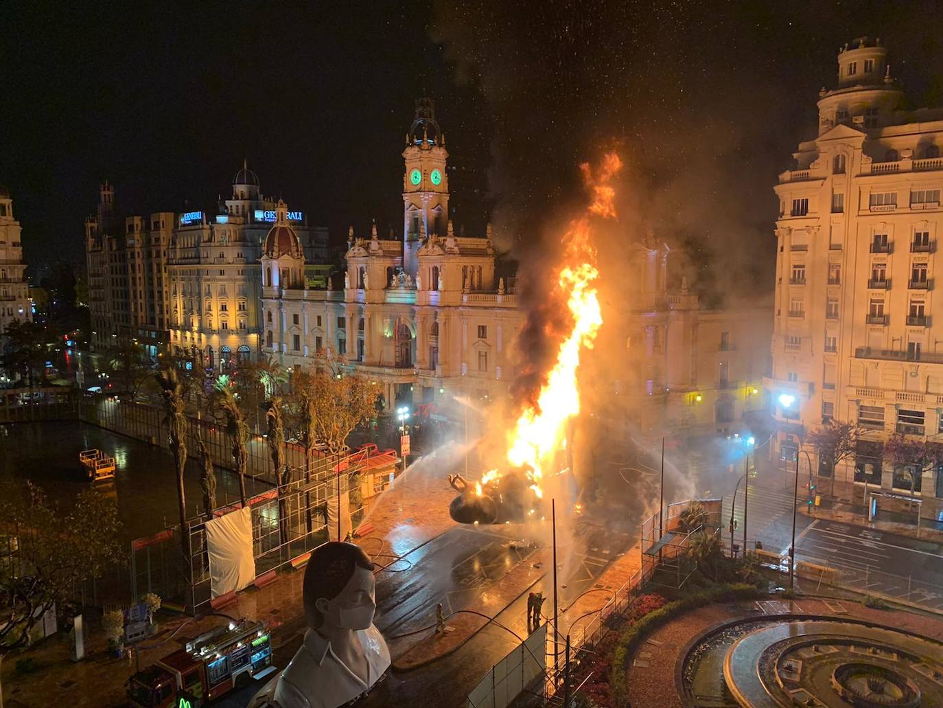 Los bomberos hacen arder la parte ya plantada de la falla del Ayuntamiento. La cabeza de la chica se guardará para la celebración de julio.