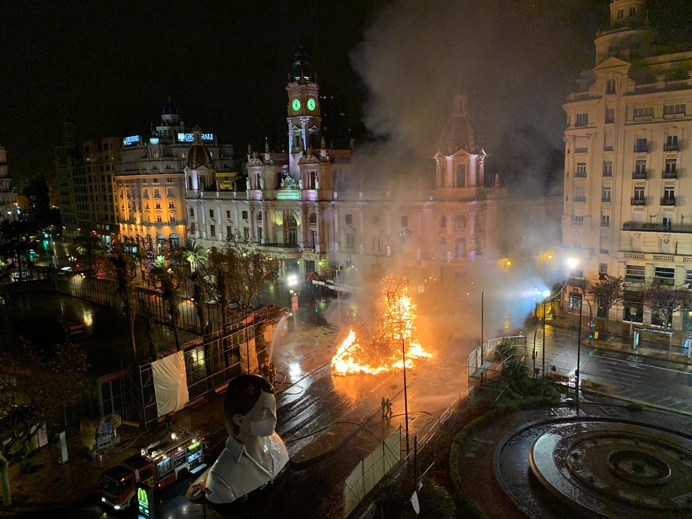 Los bomberos hacen arder la parte ya plantada de la falla del Ayuntamiento. La cabeza de la chica se guardará para la celebración de julio.