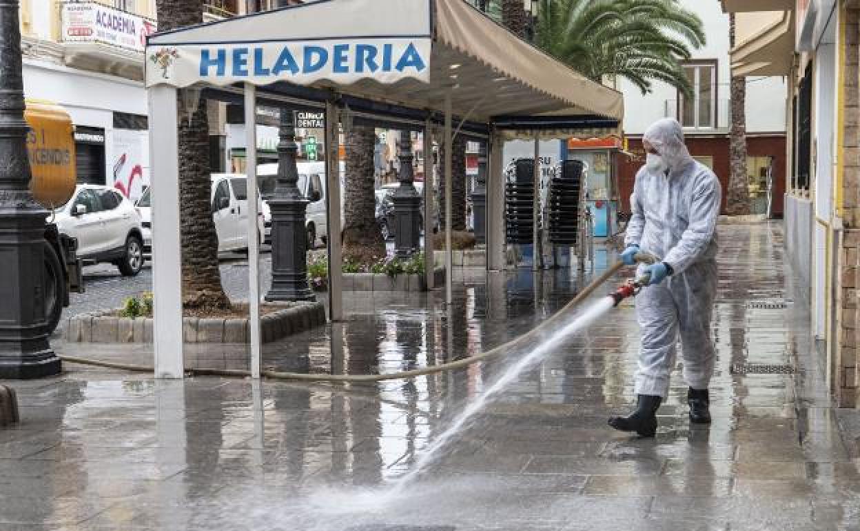 La desinfección de calles en Cullera, Valencia.