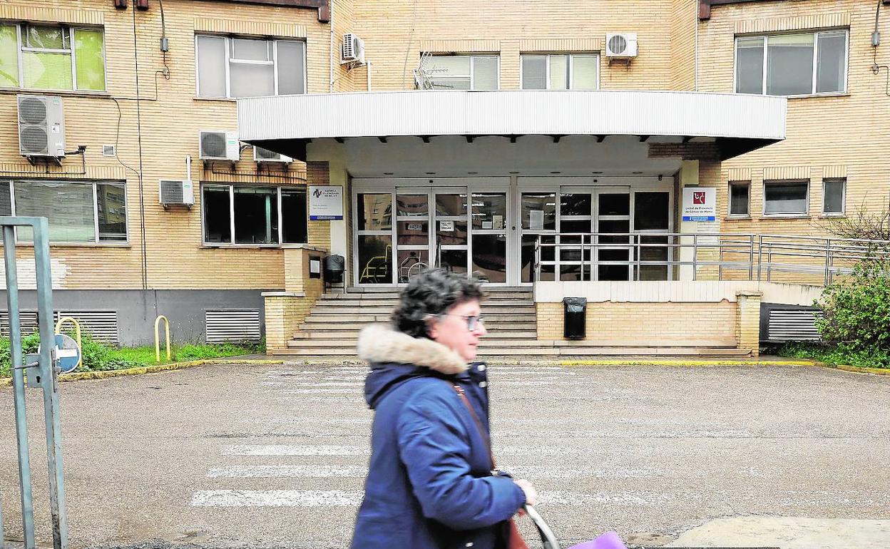 Una mujer pasa frente a la vieja Fe de Campanar donde se habilitará un hospital provisional.