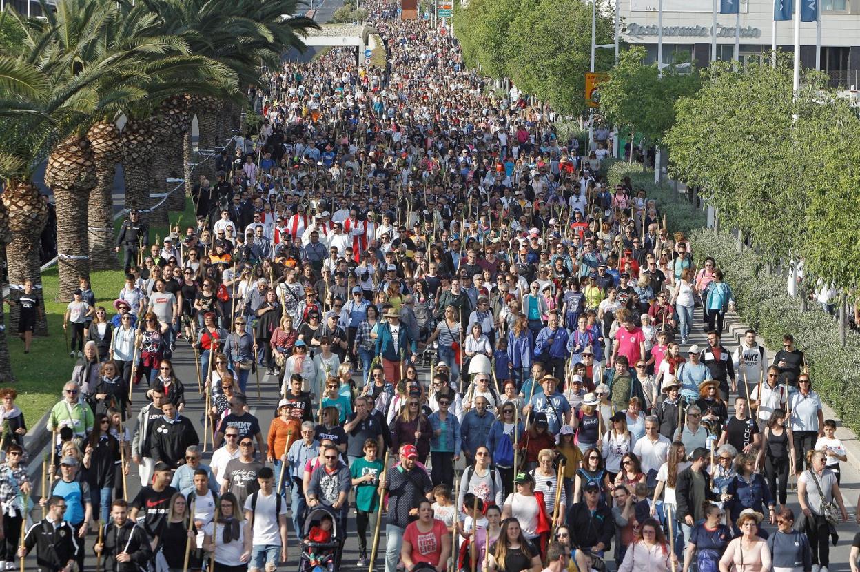 Miles de alicantinos durante la romería del pasado año en Alicante. lp.