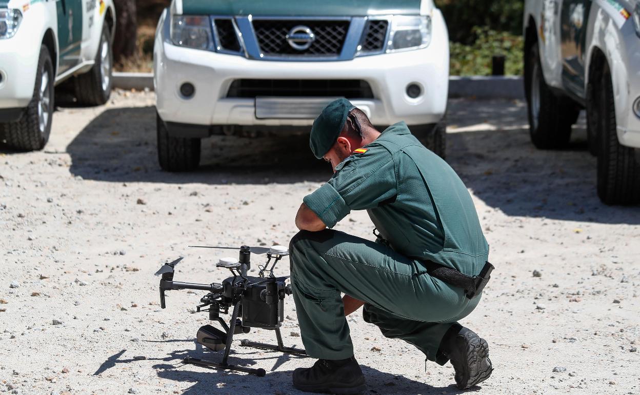 Un guardia civil prepara un dron en un operativo de búsqueda. 