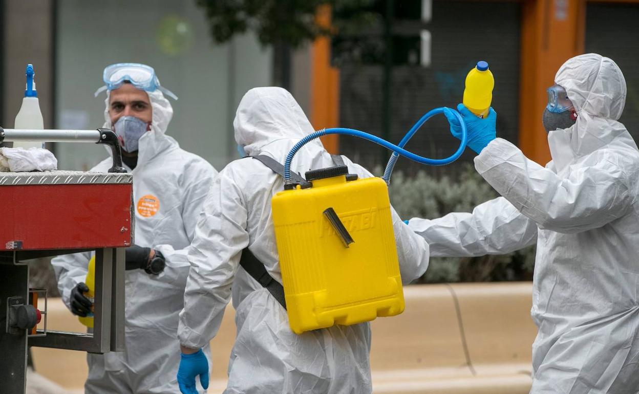 Baldeo de calles con lejía contra el coronavirus. 