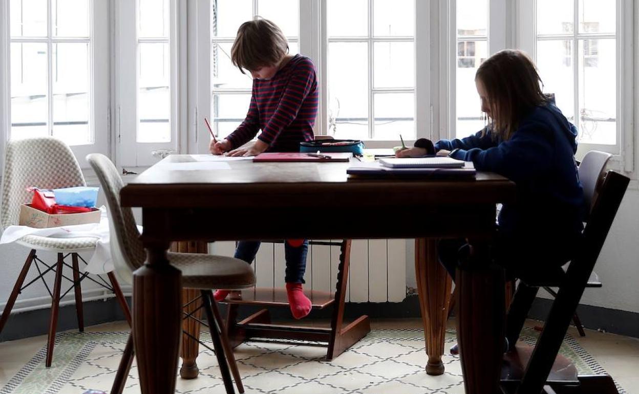 Dos niños confinados en su casa durante el estado de alarma.