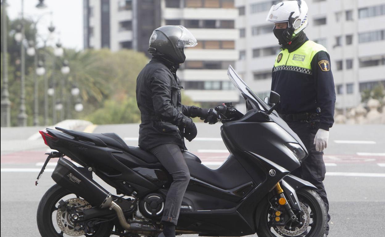 Un policía local de Valencia habla con un motorista, este miércoles.