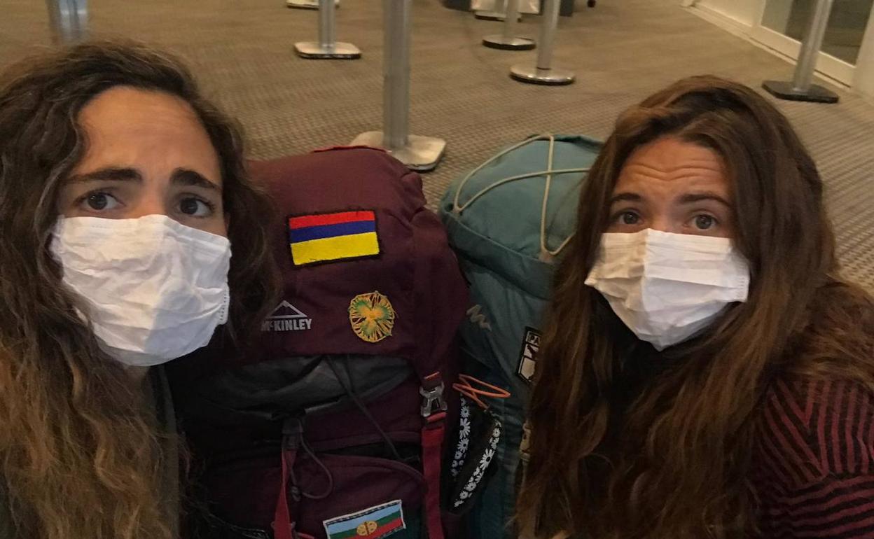 La vecina de Castellón Isabel Polo, a la derecha, junto a una compañera de Zarauz, en el aeropuerto de Brasil, antes de llegar a Lisboa. 