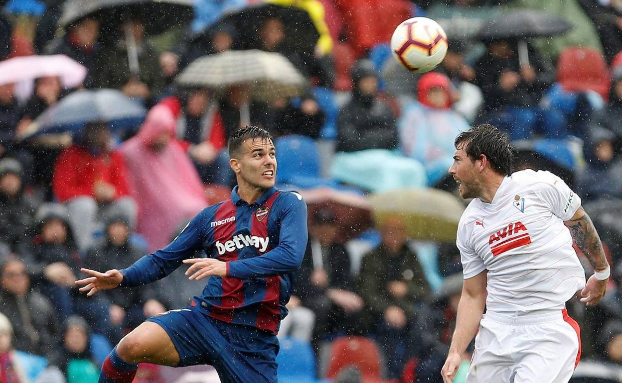 Róber Pier y Sergi Enrich, en un partido entre el Levante y el Eibar de la pasada campaña.