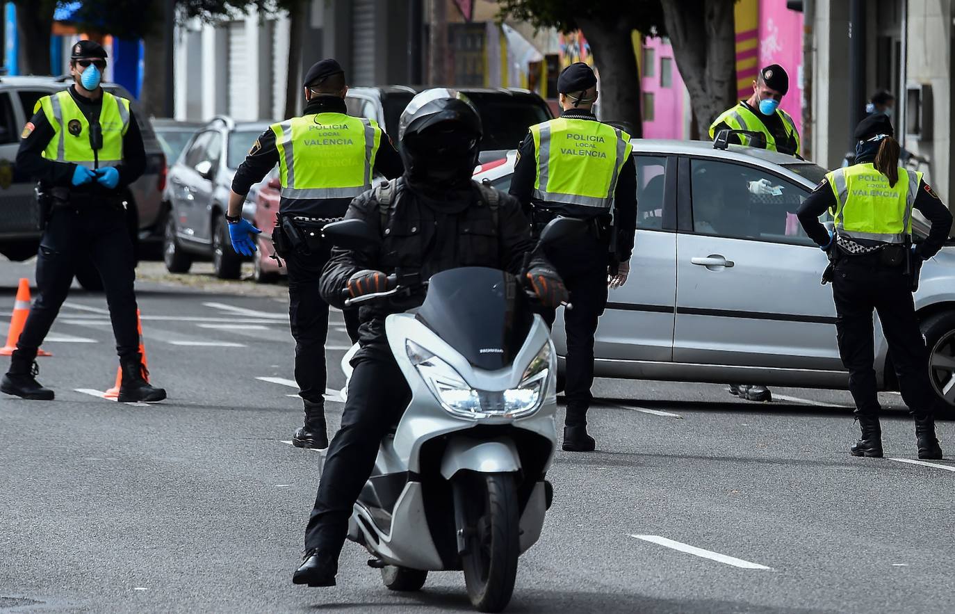 La Policía Local de Valencia ha empezado a hacer este miércoles controles de tráfico para hacer cumplir con el máximo rigor el confinamiento impuesto para frenar la expansión del coronavirus. 