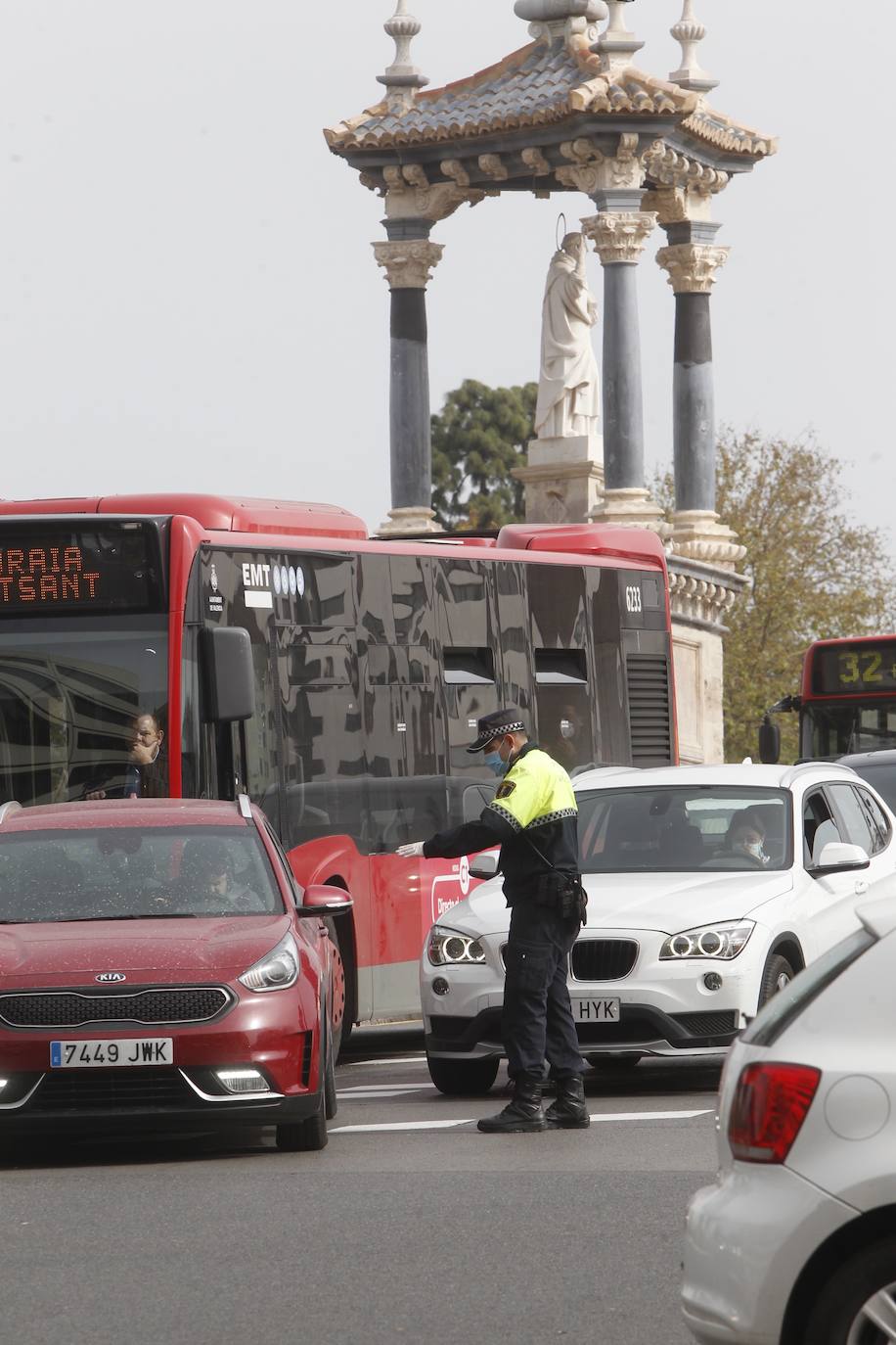 La Policía Local de Valencia ha empezado a hacer este miércoles controles de tráfico para hacer cumplir con el máximo rigor el confinamiento impuesto para frenar la expansión del coronavirus. 