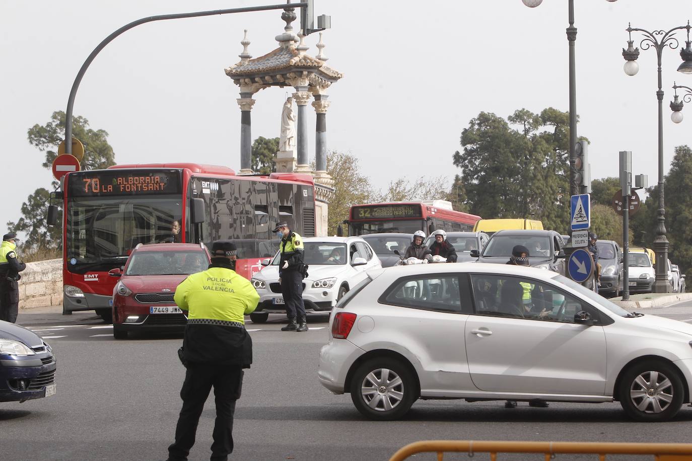 La Policía Local de Valencia ha empezado a hacer este miércoles controles de tráfico para hacer cumplir con el máximo rigor el confinamiento impuesto para frenar la expansión del coronavirus. 