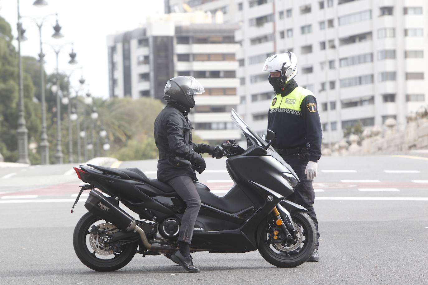 La Policía Local de Valencia ha empezado a hacer este miércoles controles de tráfico para hacer cumplir con el máximo rigor el confinamiento impuesto para frenar la expansión del coronavirus. 