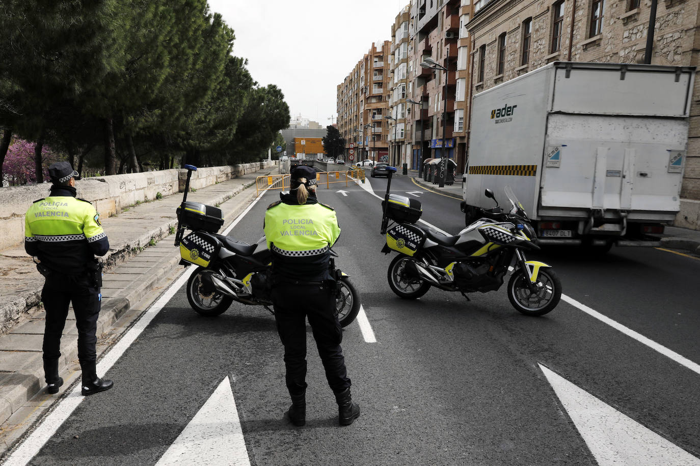 La Policía Local de Valencia ha empezado a hacer este miércoles controles de tráfico para hacer cumplir con el máximo rigor el confinamiento impuesto para frenar la expansión del coronavirus. 