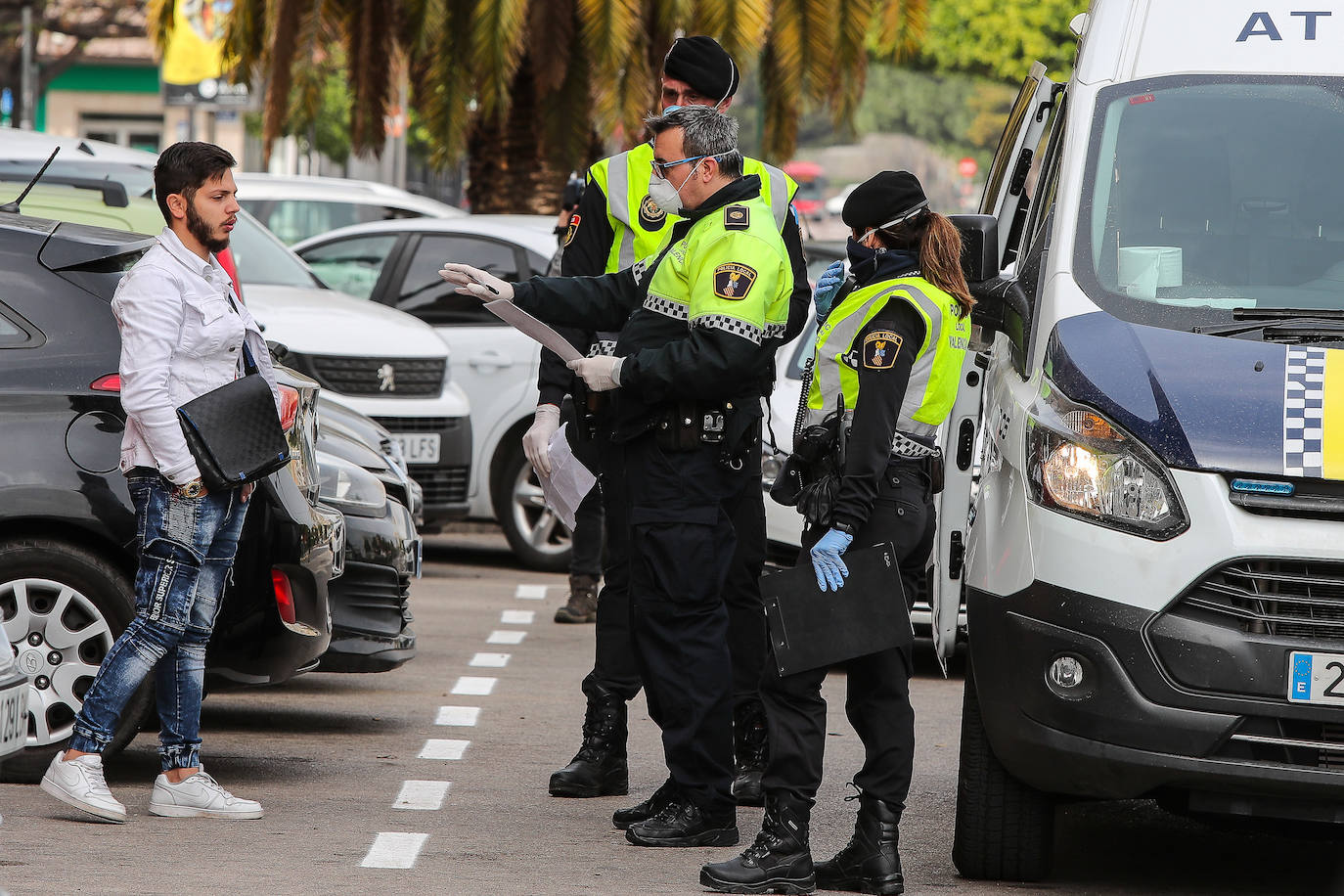 La Policía Local de Valencia ha empezado a hacer este miércoles controles de tráfico para hacer cumplir con el máximo rigor el confinamiento impuesto para frenar la expansión del coronavirus. 