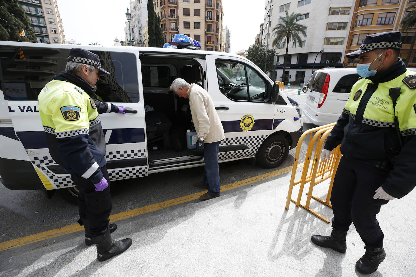 La Policía Local de Valencia ha empezado a hacer este miércoles controles de tráfico para hacer cumplir con el máximo rigor el confinamiento impuesto para frenar la expansión del coronavirus. 