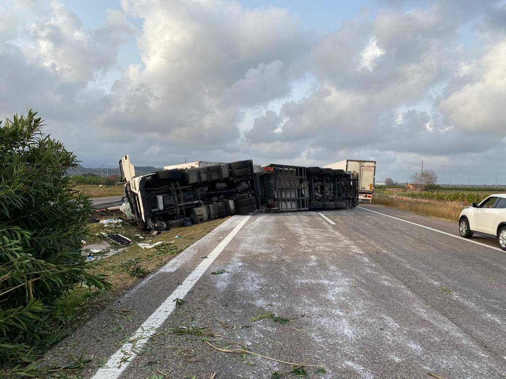 Fotos: Vuelca un camión en un accidente en la AP-7 a la altura de Almenara