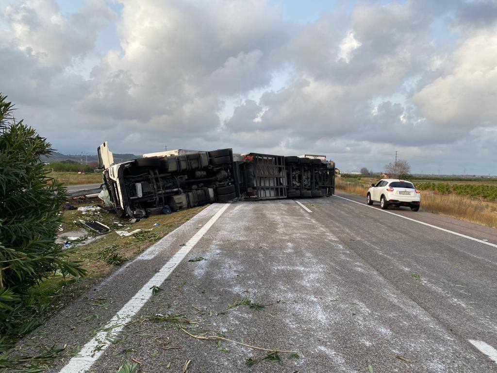 Fotos: Vuelca un camión en un accidente en la AP-7 a la altura de Almenara