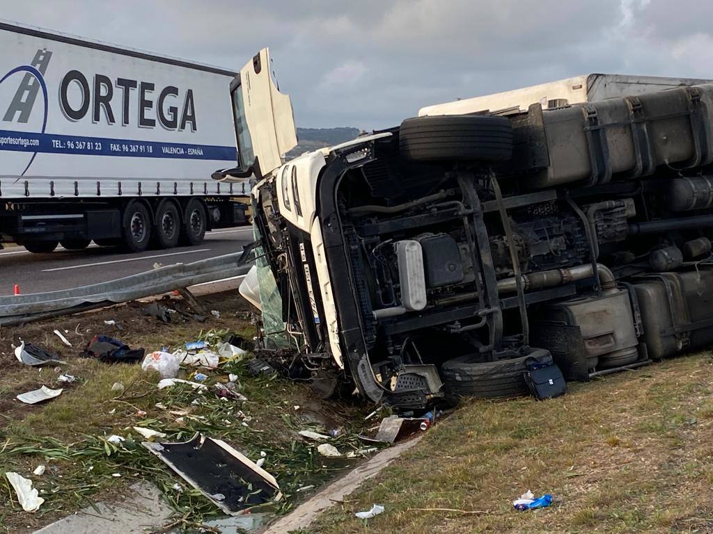 Fotos: Vuelca un camión en un accidente en la AP-7 a la altura de Almenara