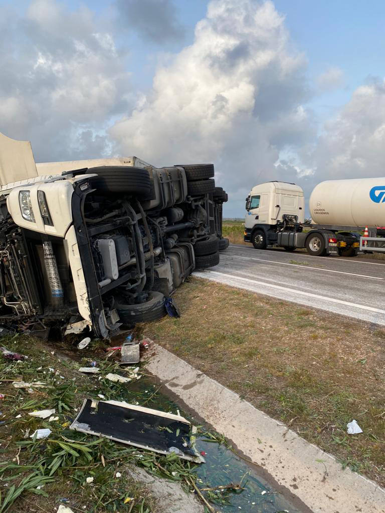 Fotos: Vuelca un camión en un accidente en la AP-7 a la altura de Almenara