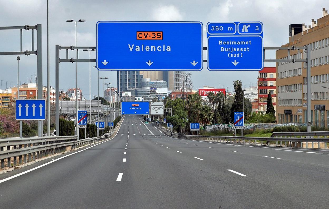 Acceso a Valencia por la CV-35, totalmente libre de coches. eFE/Manuel Bruque