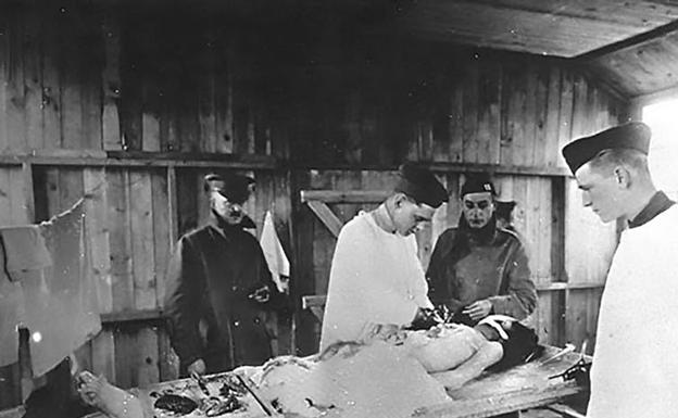 Autopsia en el hospital de la base americana Kerhuon en Brest, Francia. Entre 1918-1919 el personal médico de la base atendió allí a más de 3 000 soldados afectados de gripe, de los cuales 569 murieron. Las autopsias revelaron que los pulmones de las víctimas aparecían extrañamente azules y estaban llenos de líquido. 